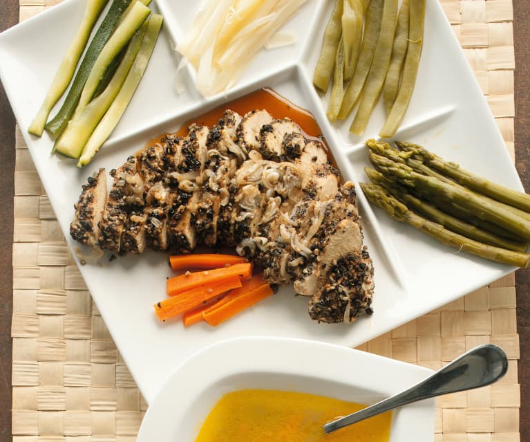 Papillote de pollo a la pimienta con verduras y caldo