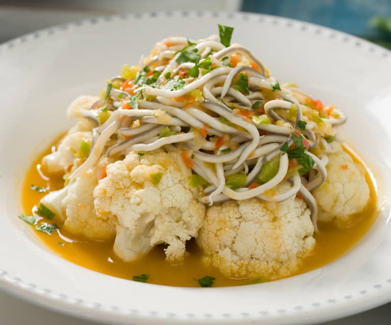 Coliflor al vapor con gulas en vinagreta de pimientos