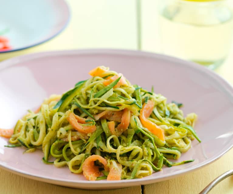 Linguini de curgete com salmão fumado e pesto