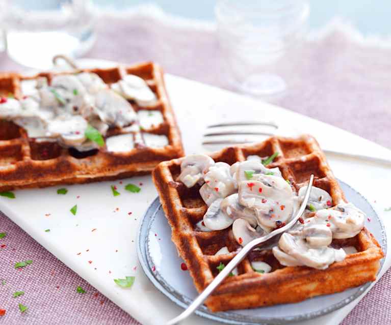 Gaufres aux farines de riz et châtaigne, sauce aux champignons Gaufres aux farines de riz et châtaigne, sauce aux champignons