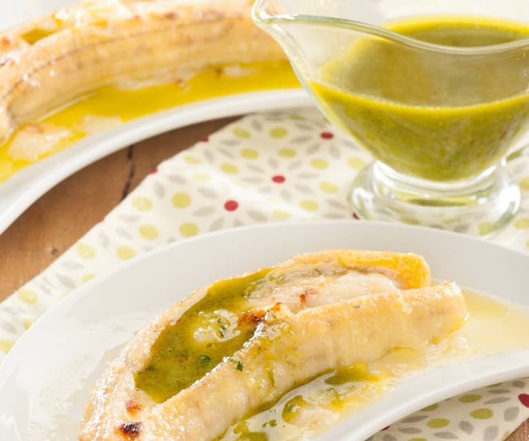 Plátanos asados con queso y mojo verde