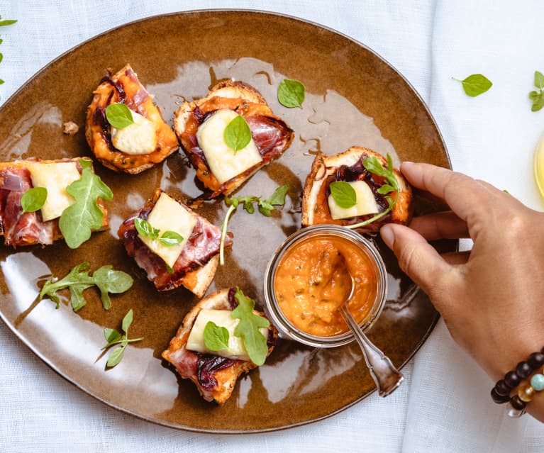 Tartines de pain de mie, coulis de tomates, compotée d’oignons rouges et coppa