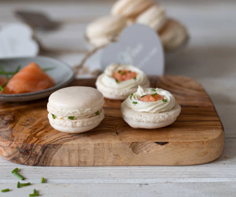 Macarons rellenos de salmón y crema de roquefort