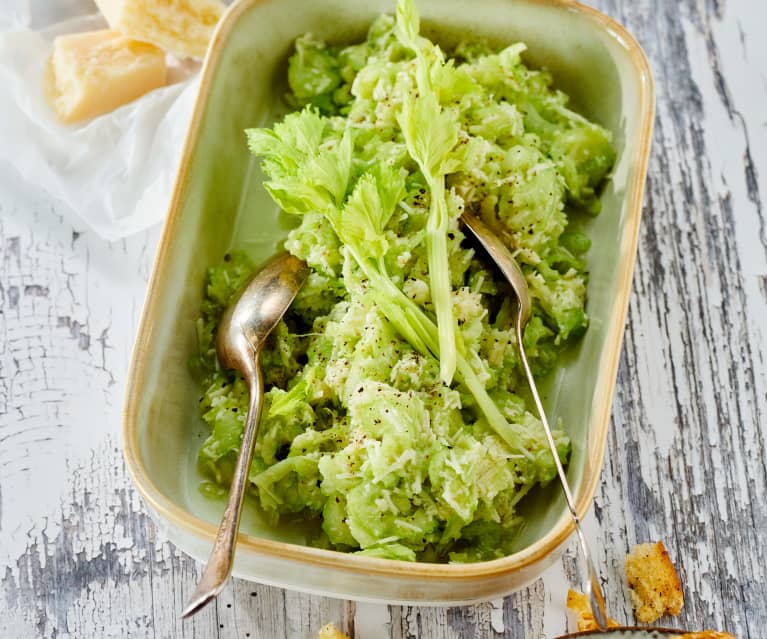 Staudensellerie-Parmesan-Salat