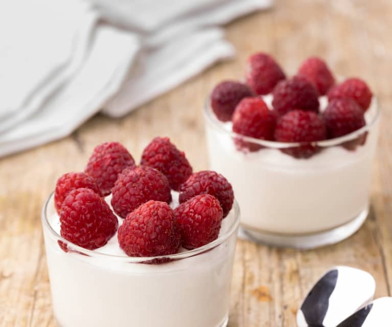 Mousse allo yogurt greco e lamponi