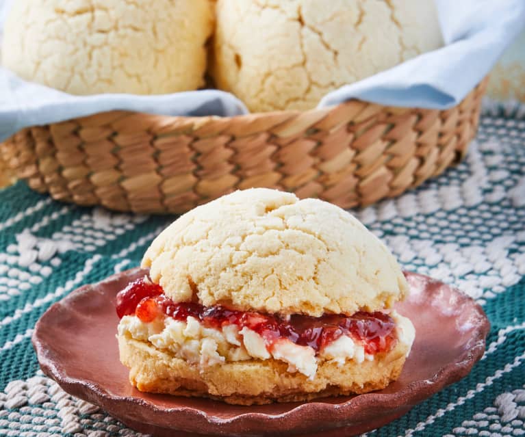 Conchas de pueblo con nata y mermelada