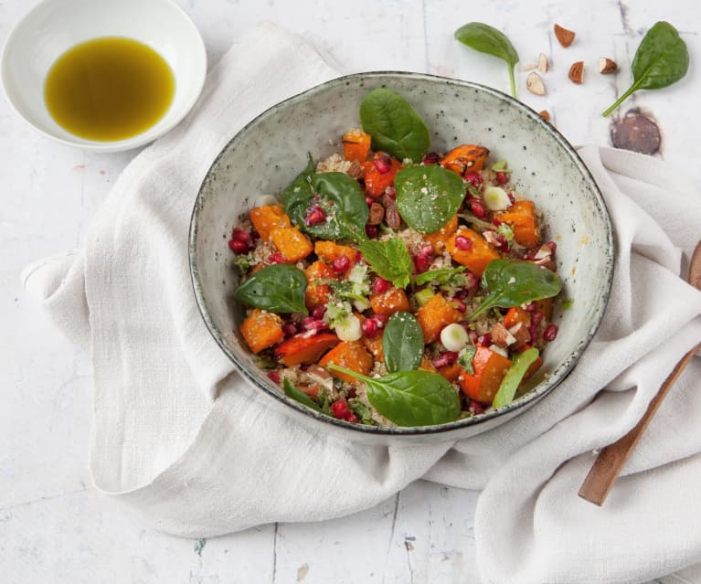 Ensalada de quinoa con espinacas, calabaza asada y granada