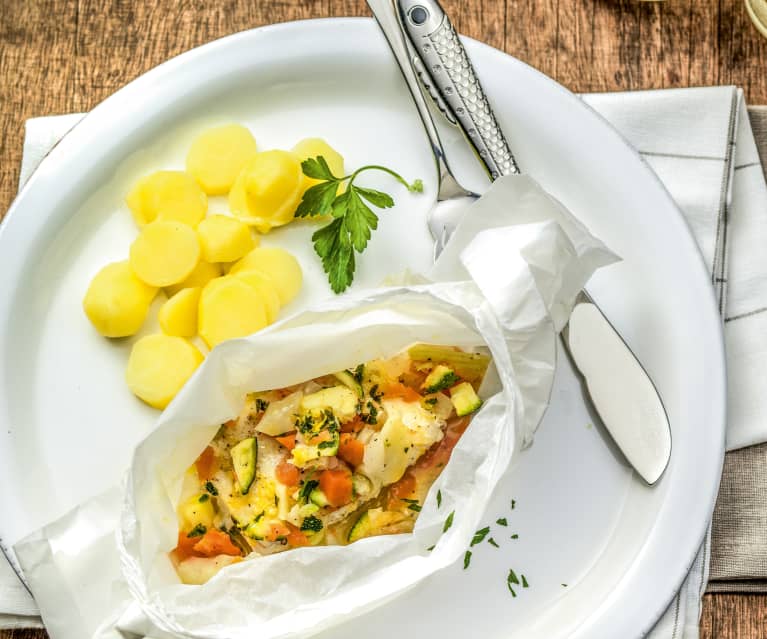 Filetes de peixe com legumes em papelote