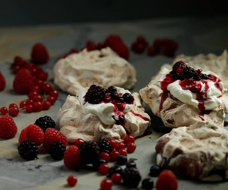 Merengues de chocolate com molho de frutos vermelhos