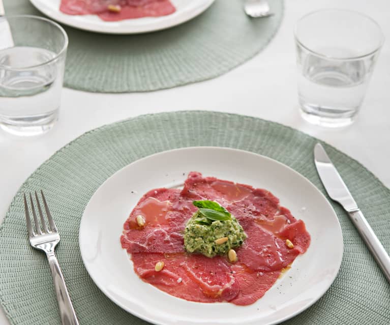 Carpaccio de ternera con salsa de piñones para dos