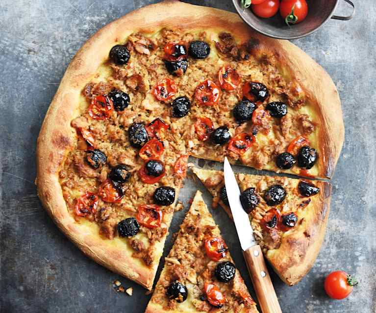 Pizza au thon, aux olives et aux tomates Pizza au thon, aux olives et aux tomates