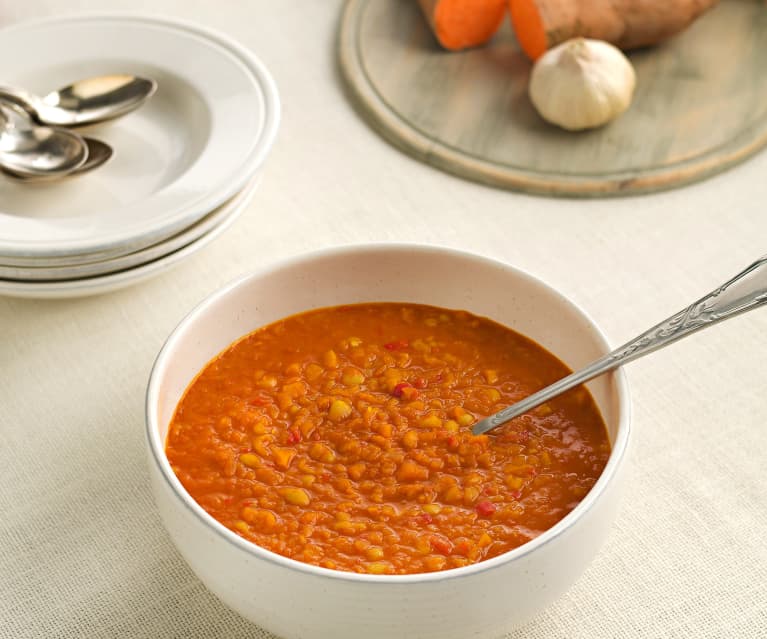 Sopa de batata, pimiento rojo y judías blancas