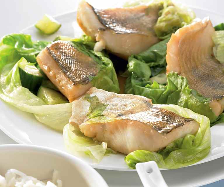 Filetes de perca em cesto de alface com molho de feta e limão