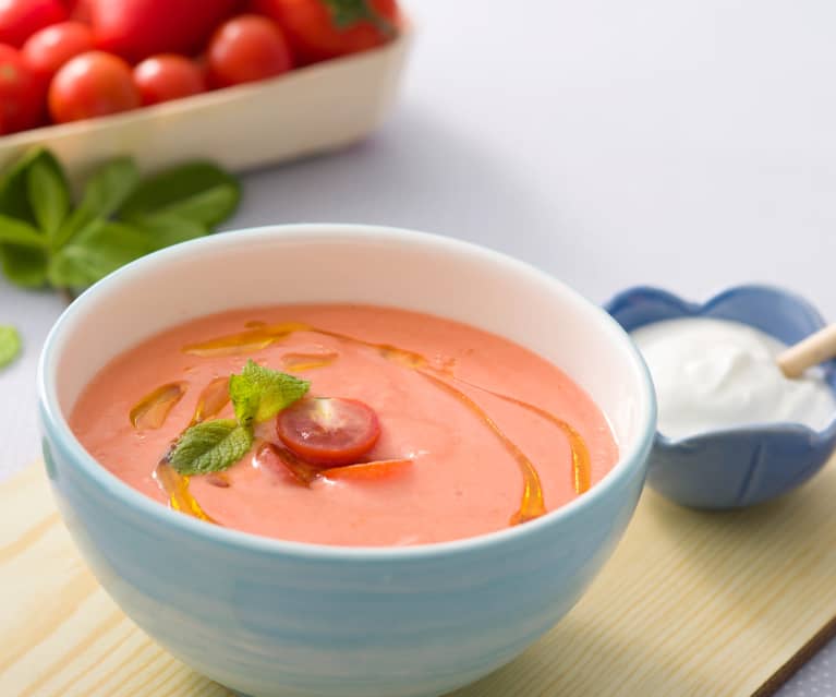 Sopa griega de tomate y yogur