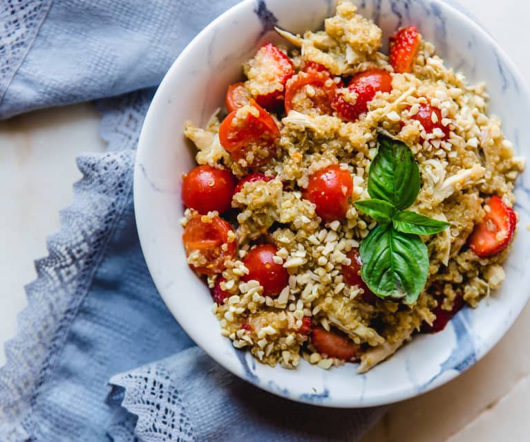 Salada de frango com quinoa, morangos e molho pesto