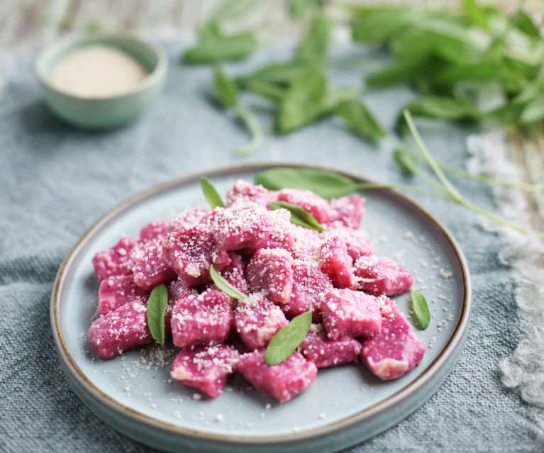 Gnocchi de beterraba com manteiga de salva