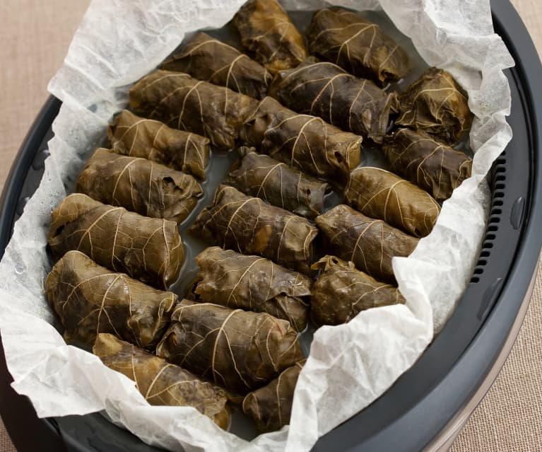 Hojas de parra rellenas de arroz (dolmas)