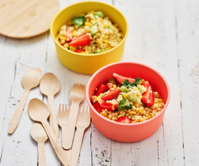 Salada de massa com morangos e abacate