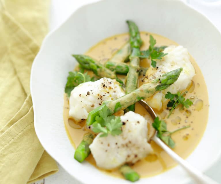 Vapeur de lotte et d'asperges à la bisque de langoustine