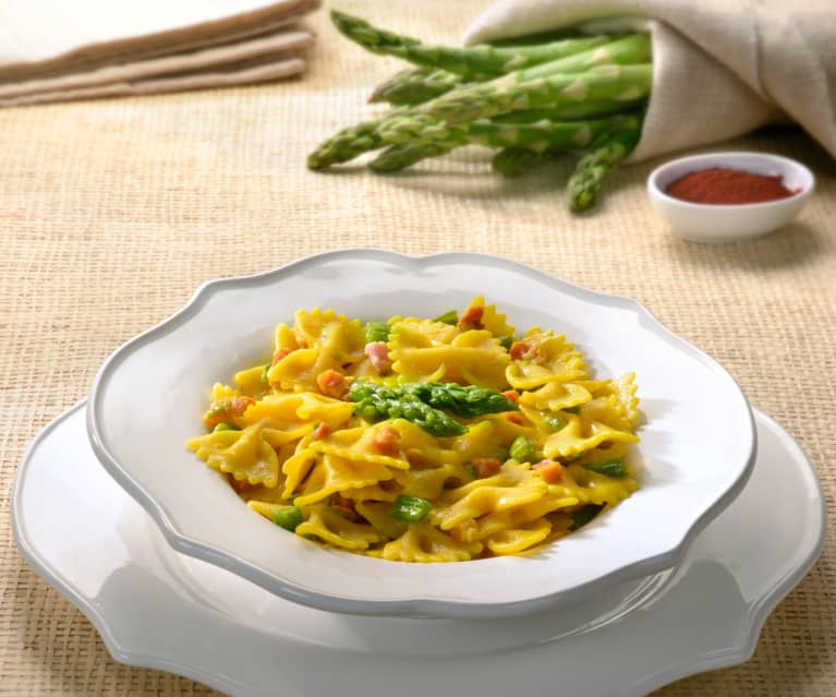 Farfalle con espárragos, panceta y azafrán