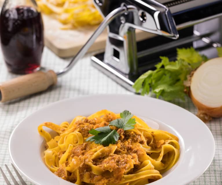 Tagliatelle al vino con ragù di pecora