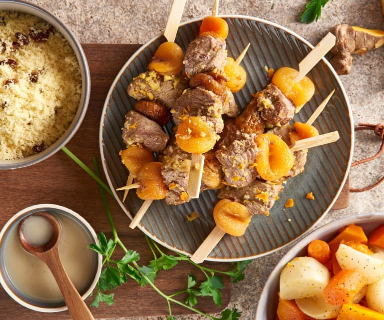 Mini-brochettes d'agneau aux fruits secs et semoule vapeur