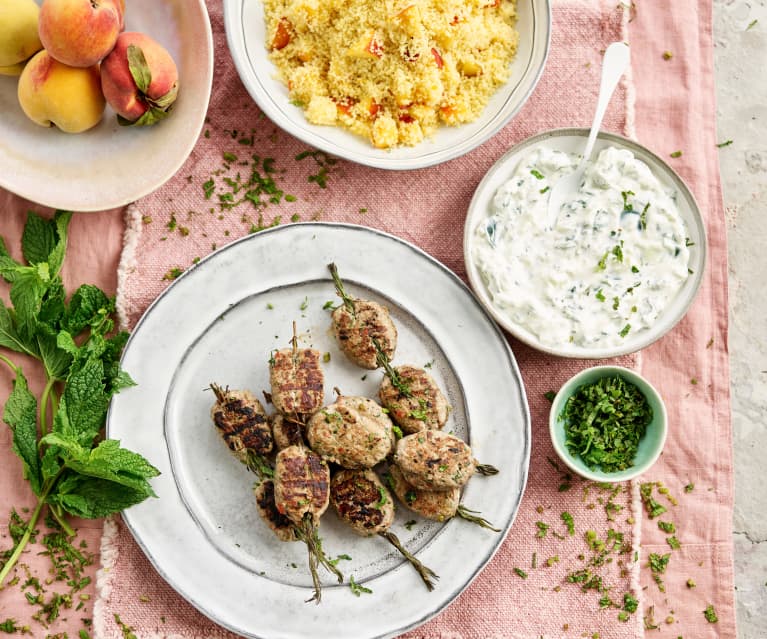 Kofta de borrego com cuscuz de pêssego e molho tzatziki