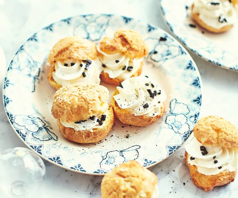 Gougères au comté, craquelin et crème truffée