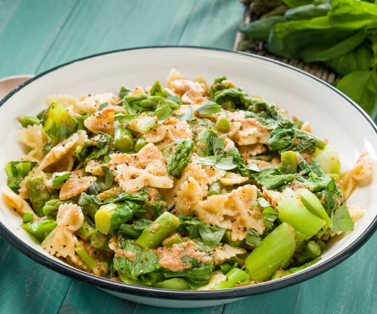 Ensalada de pasta con verduras de primavera