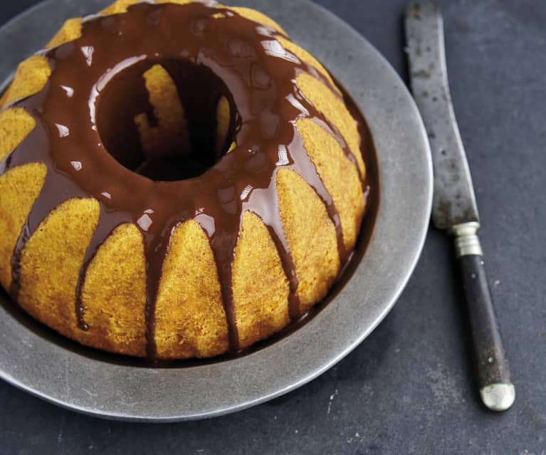 Bolo de cenoura com cobertura de chocolate