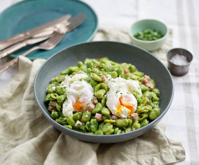 Favas com coentros e ovos escalfados