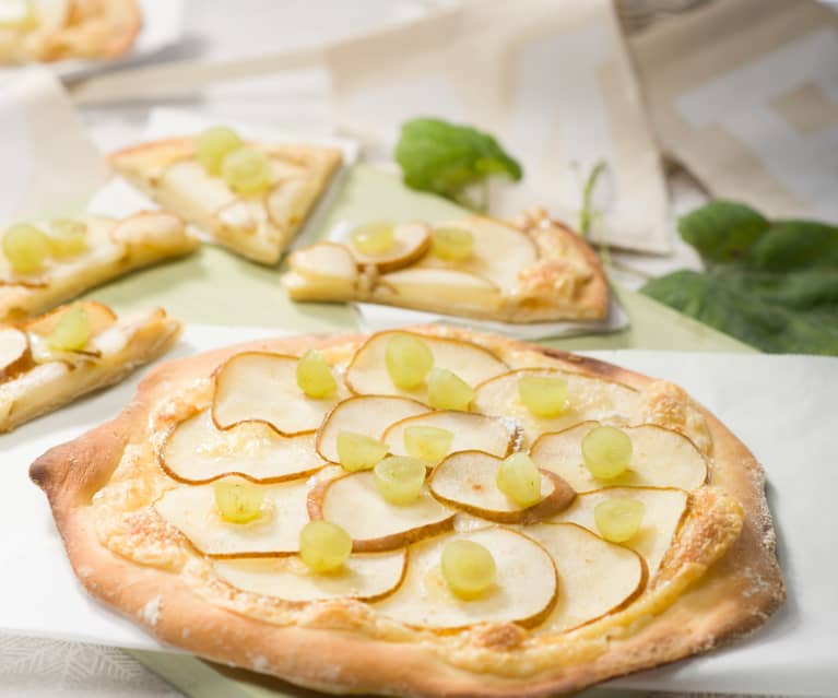 Pizzas blancas de peras con uvas