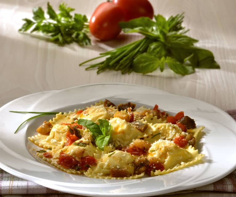 Ravioli di ricotta con sugo di melanzane