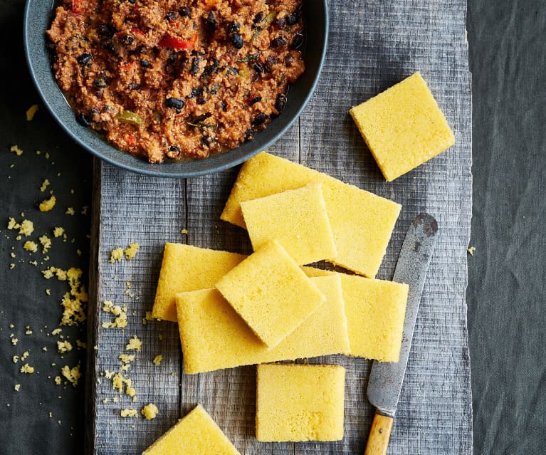 Chili de carne com abóbora e bolo de milho