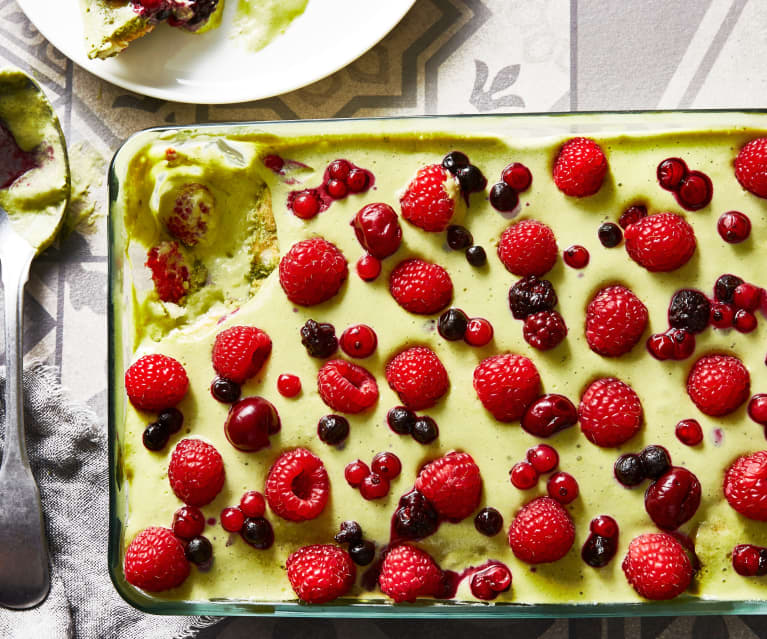 Tiramisu au thé matcha, framboises et fruits rouges variés