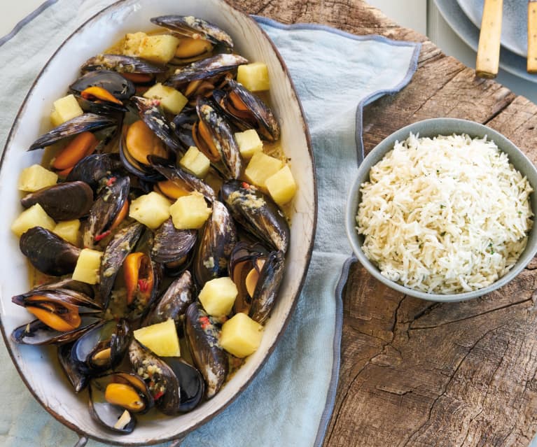 Mexilhões com caril de abacaxi e arroz de coentros