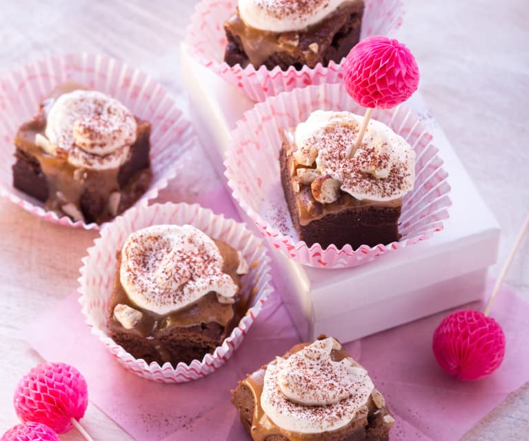 Podmáslové brownies s karamelovým krémem a lískovými ořechy