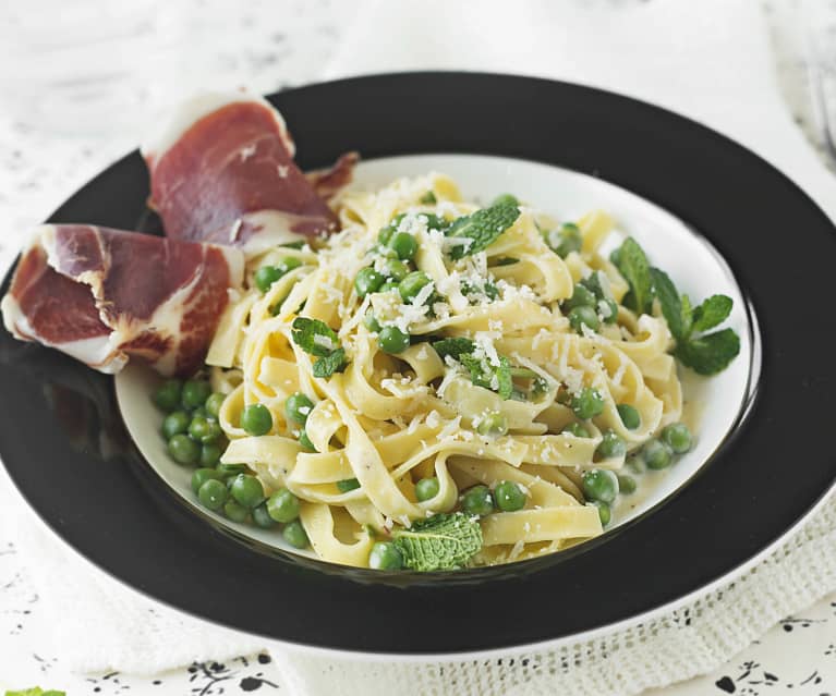 Tagliatelle con guisantes a la menta y jamón ibérico