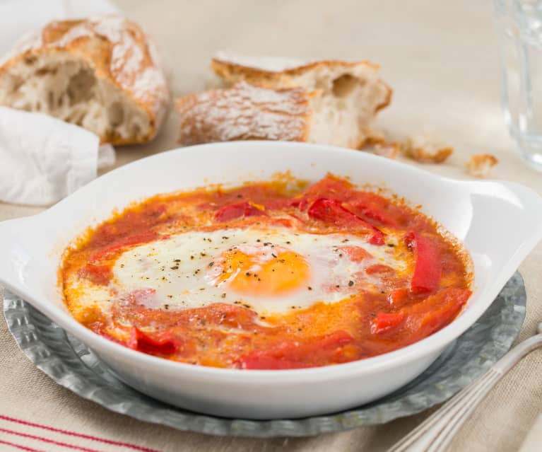 Huevos con salsa de tomate y pimiento rojo