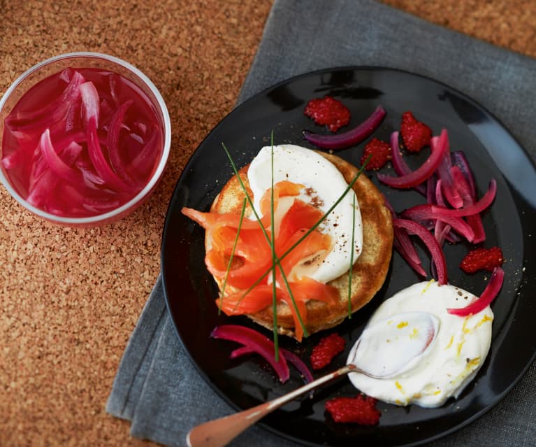 Menu light - Blinis au poisson fumé, pickles d'oignon rouge et chantilly au citron