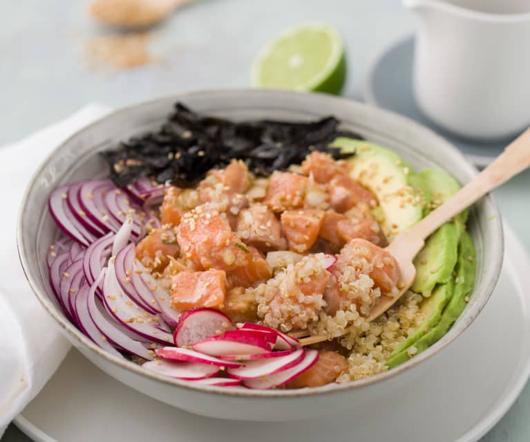 Poke de quinoa con salmón