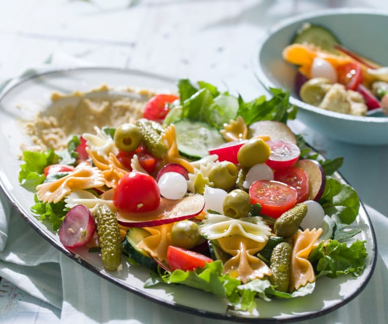 Ensalada de pasta tricolor con hummus y fruta fresca