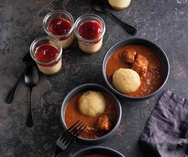 Menü: Rindergulasch mit Semmelknödeln und Cheesecakes Menü: Rindergulasch mit Semmelknödeln und Cheesecakes