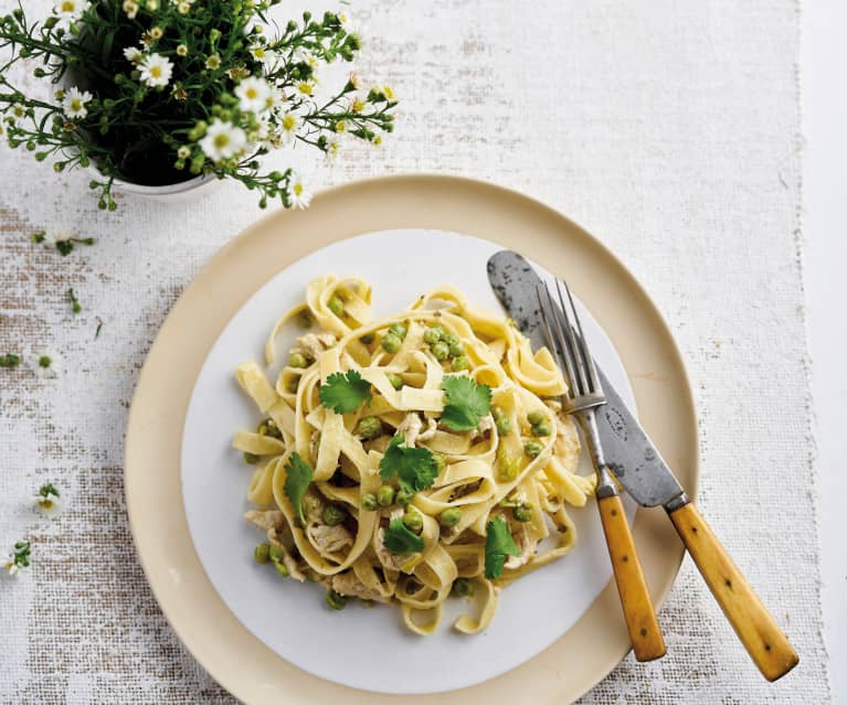 Tagliatelle com peru e ervilhas