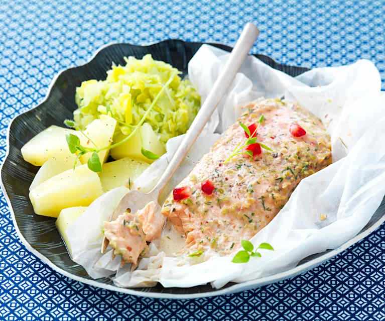 Salmone al cartoccio con salsa al melograno, fonduta di porri e patate al vapore Salmone al cartoccio con salsa al melograno, fonduta di porri e patate al vapore