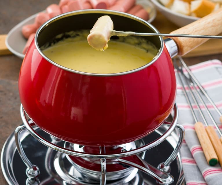 Fondue a la cerveza con mostaza y salchichas