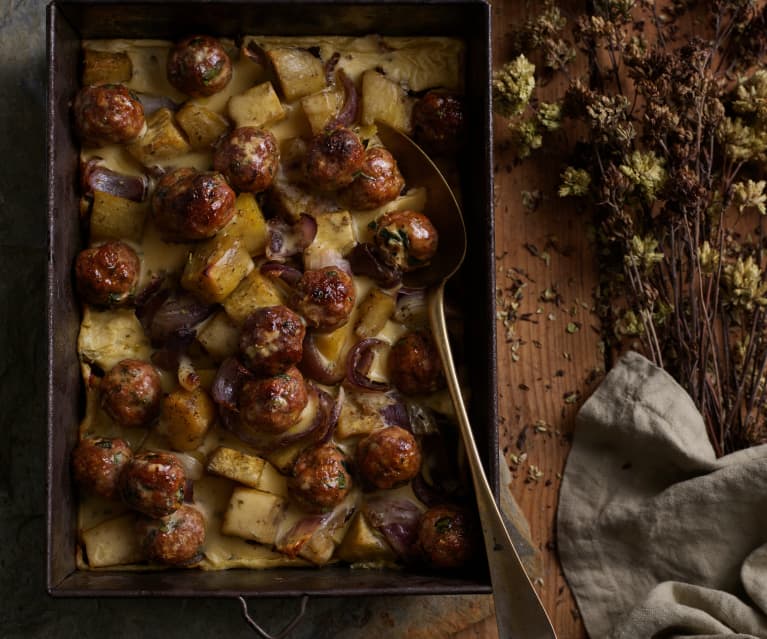 Almôndegas de porco com batata-doce no forno