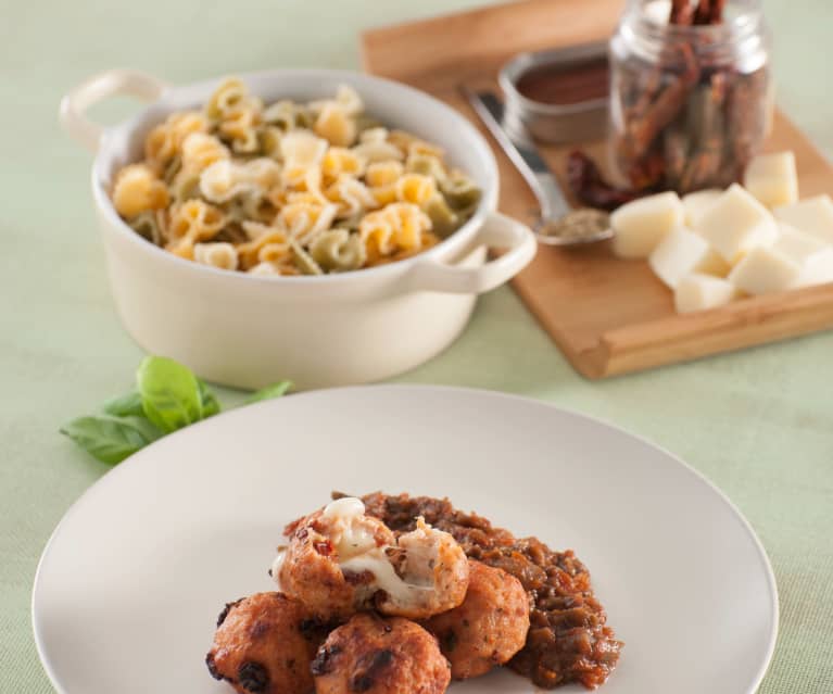 Albóndigas de pavo con mozzarella y salsa de tomate con berenjenas