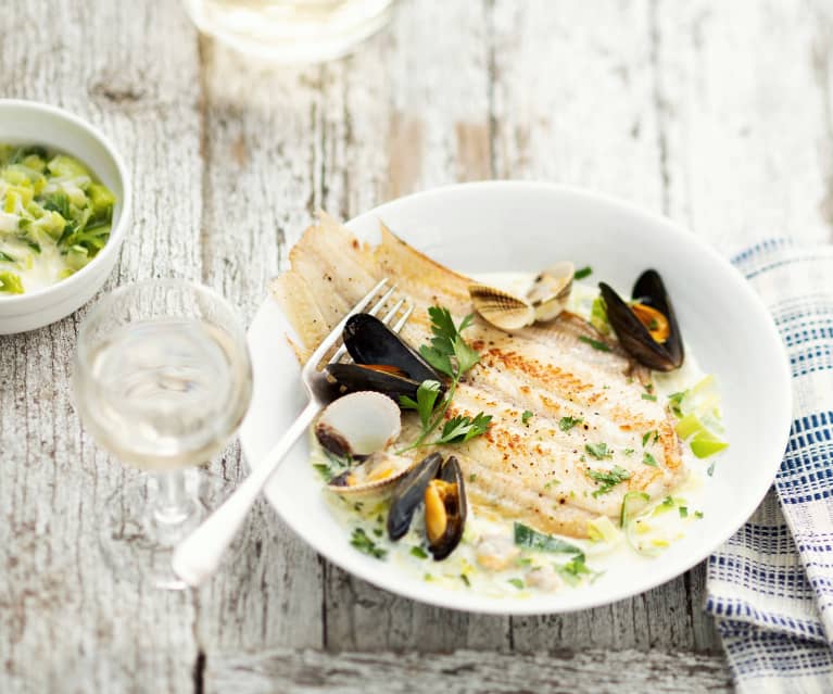 Solette du bassin, moules et coques, fondue de poireau