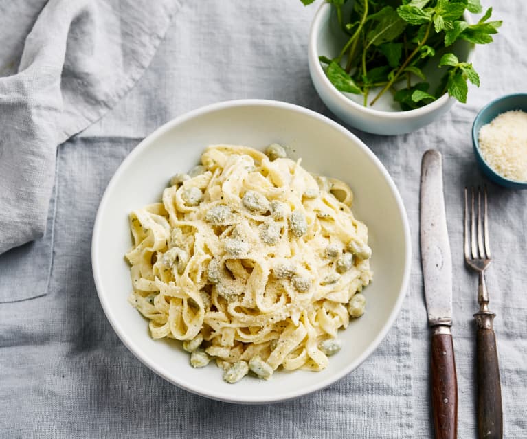 Tagliatelle com favas e molho de ricota e hortelã